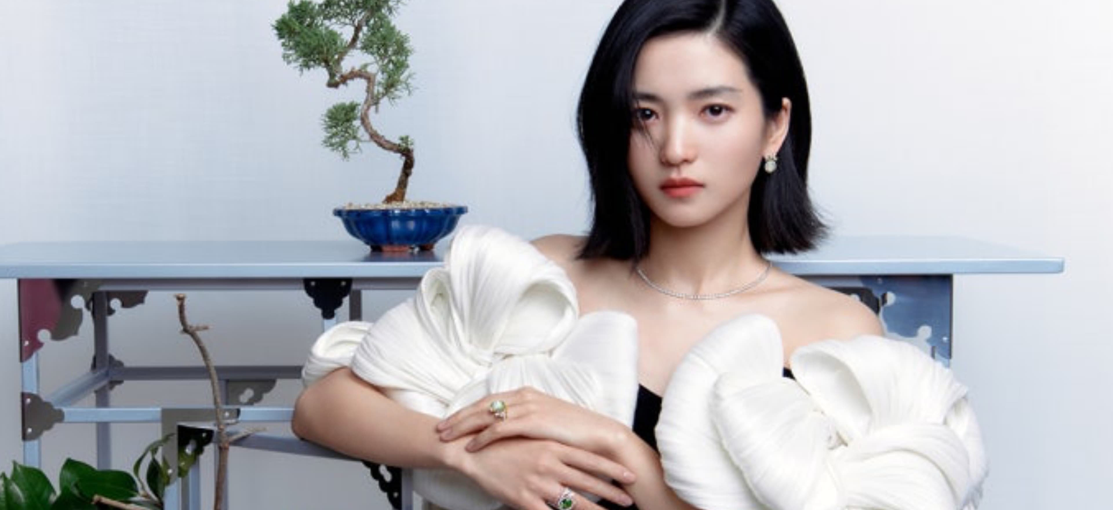 얼굴 뒤에 남겨둔 질문